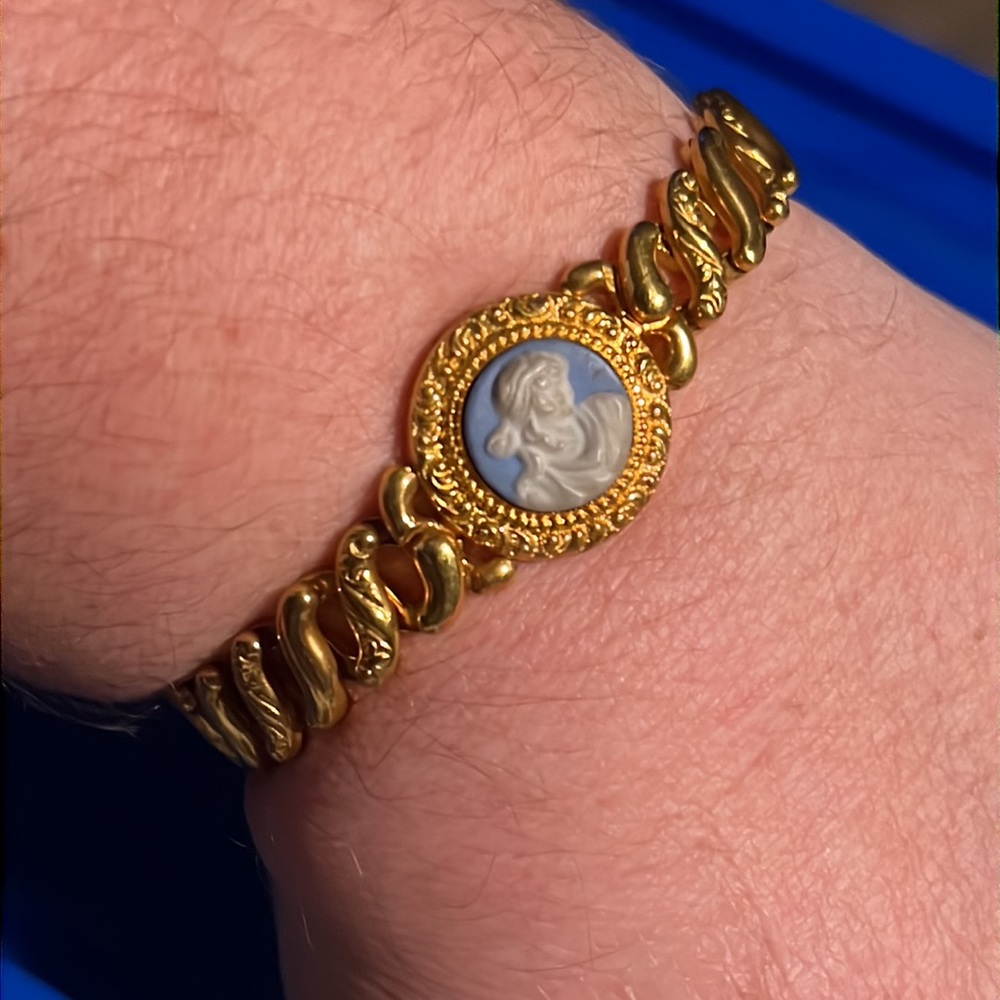 Vintage “American Queen” Pitman & Keel Goldtone & Blue cameo expansion bracelet - Picture 5 of 16
